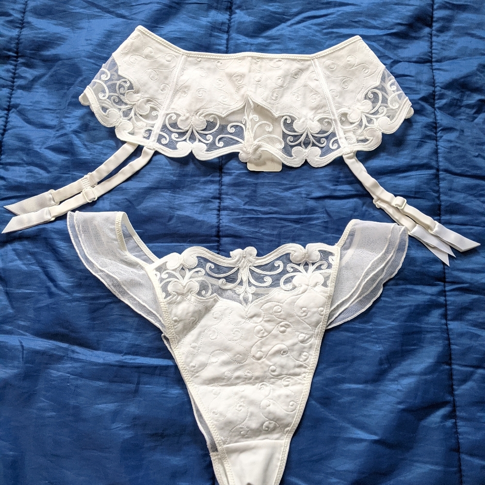 RAVAGE matching garter belt/panties French Small